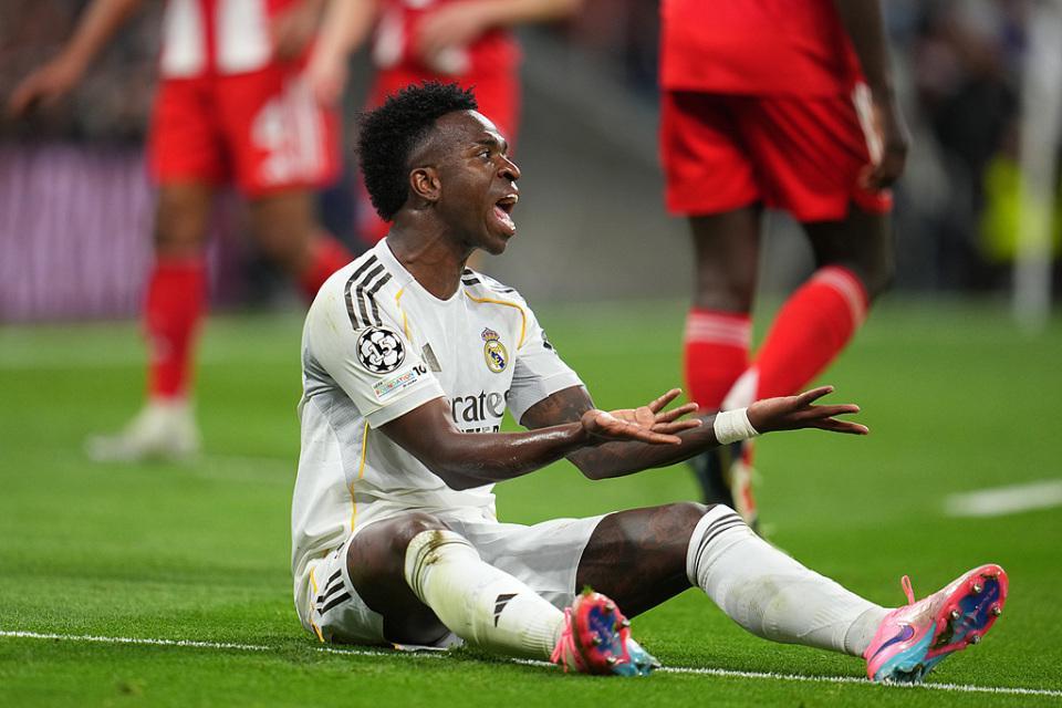 爱游戏体育-离谱！皇马1.5亿巨星浪费超级单刀放生拜仁 失误致丢球仍摊手抱怨